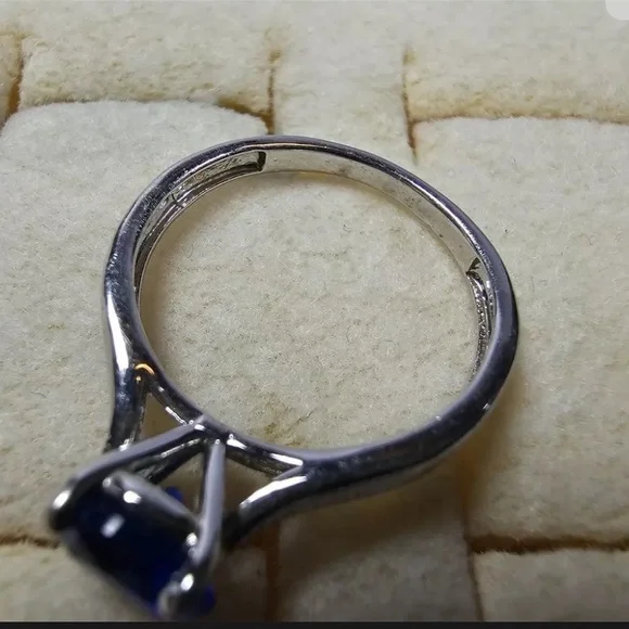 BEAUTIFUL VINTAGE SILVER TONE BLUE RHINESTONE RING SIZE 8 - Picture 5 of 6